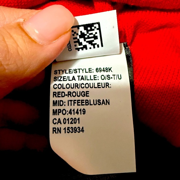 Canada Goose Kids Hat with Pom - Picture 6 of 8